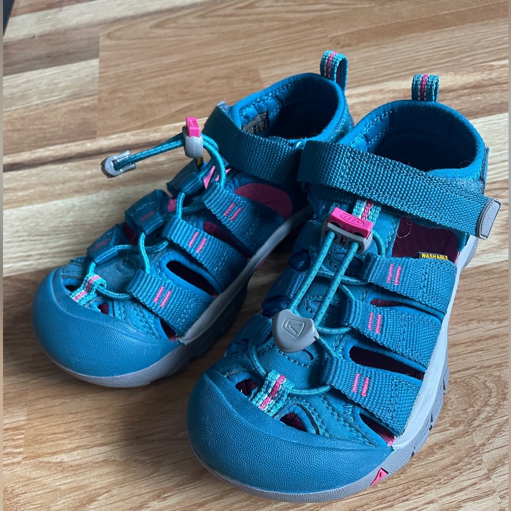 Keen Newport closed water sandal